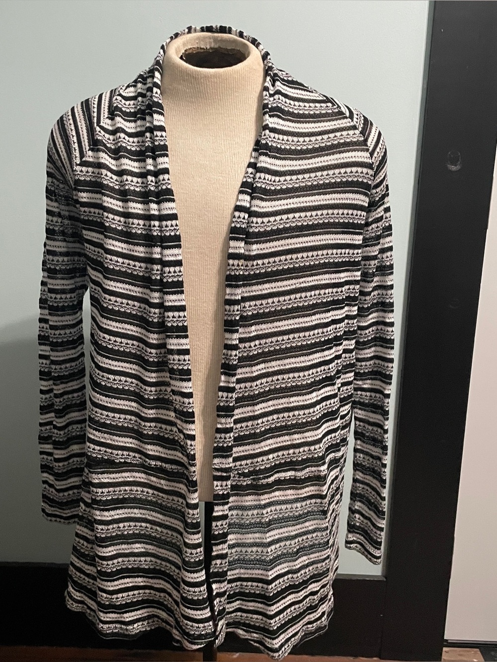 Simply Styled XL Cardigan Black and White